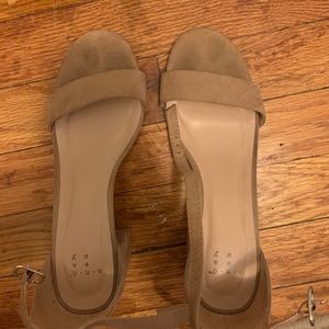 Tan heels worn once size 6 but fit 6.5